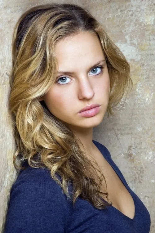 Elena Franklin interpretando a 