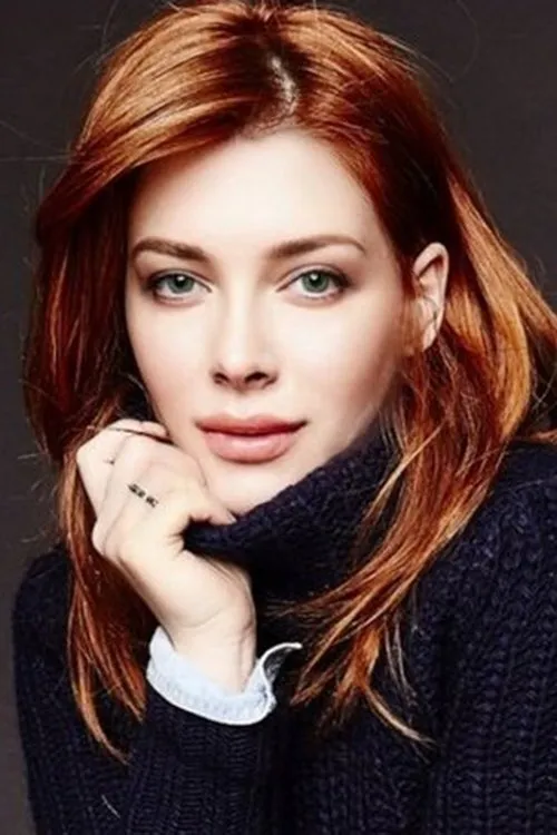 Elena Satine interpretando a Red
