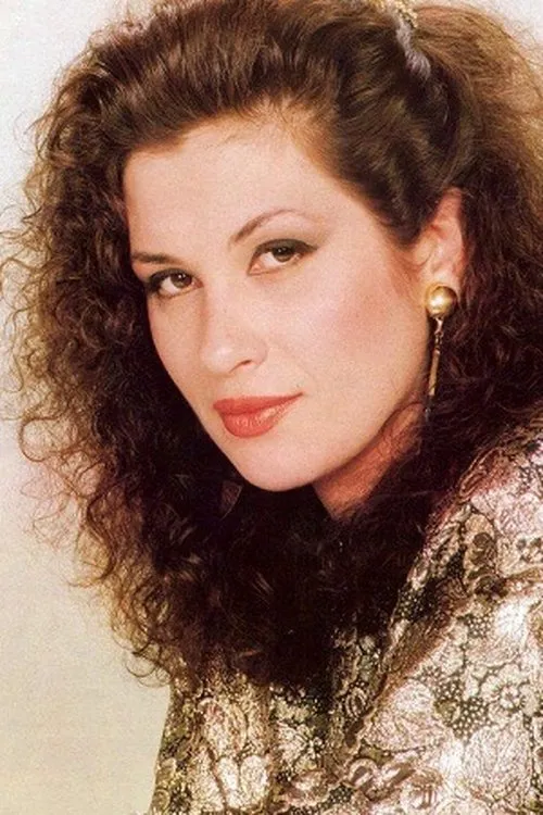 Elena Strati interpretando a