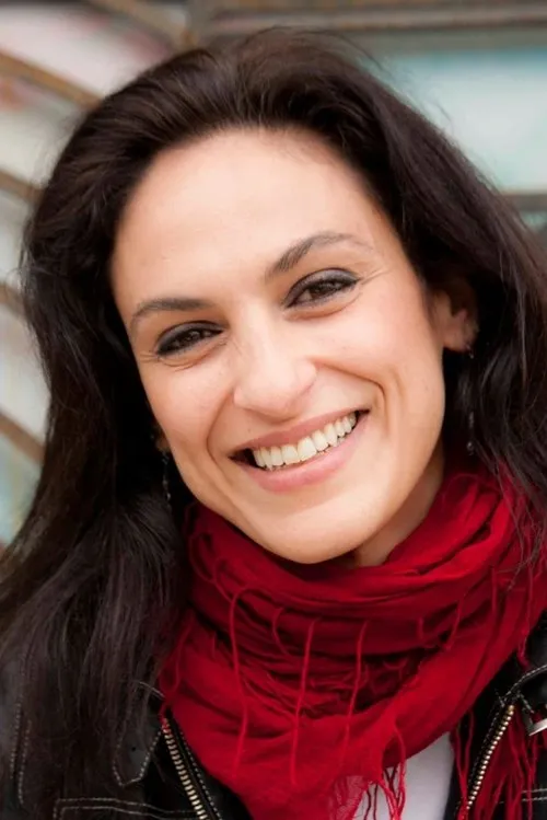 Elena Tirea interpretando a 