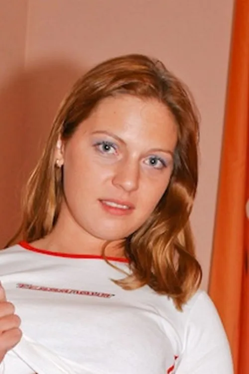 Elena interpretando a (archive footage)