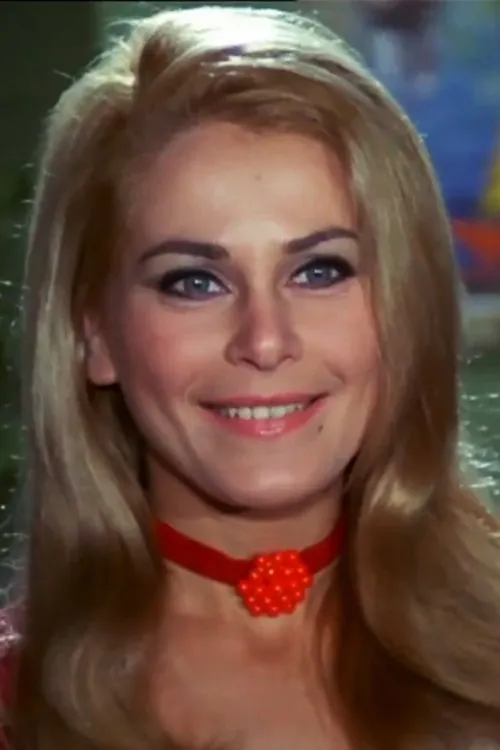 Eleni Erimou interpretando a Journalist