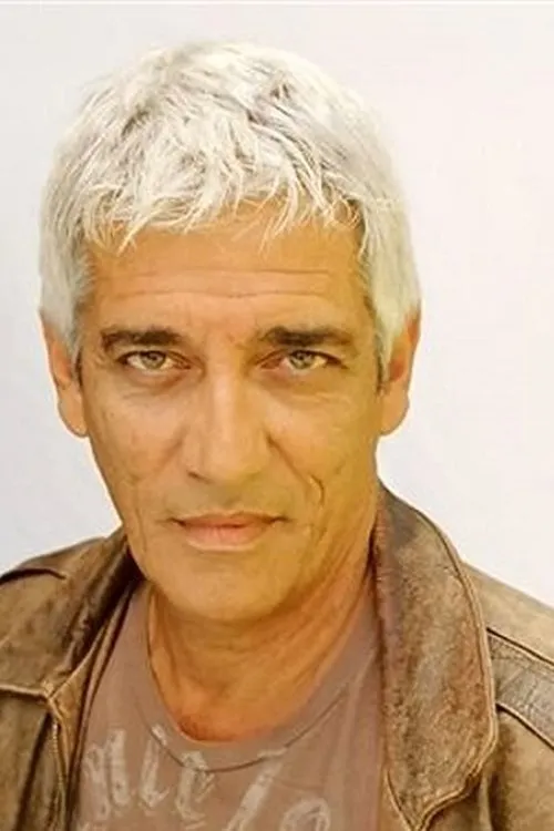 Eli Danker interpretando a Hasib Rafendek