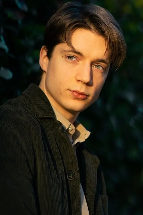 Elia Nuozzolo interpretando a Nino