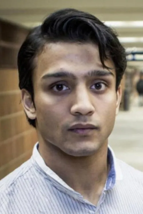 Elias Ali interpretando a Omar