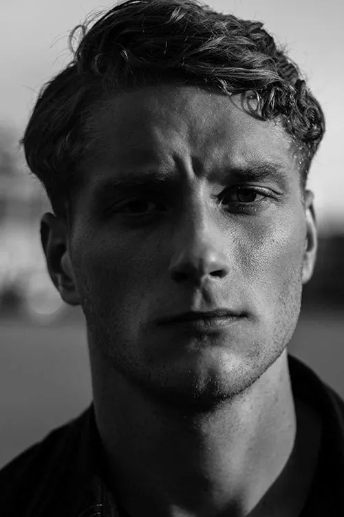 Elias Gould interpretando a Jusa