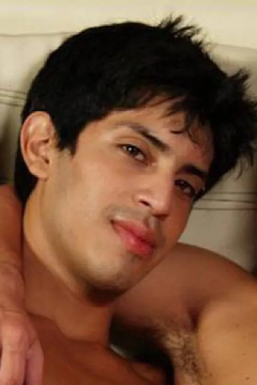 Elias Grace interpretando a (archive footage)