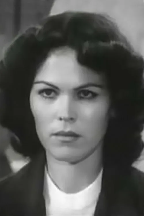 Elida Janushi interpretando a Mamaja e Andonit