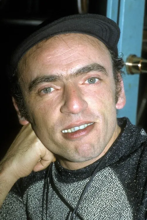 Élie Kakou interpretando a Lui-même