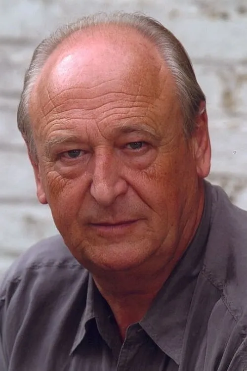 Elie Lison interpretando a Le médecin âgé