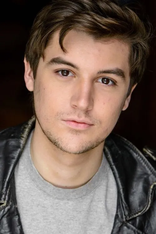 Elijah Fritchman interpretando a Ethan