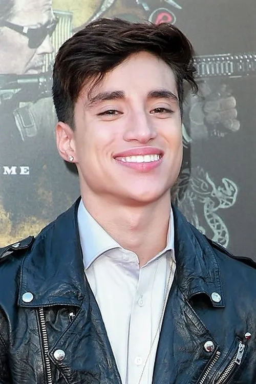 Elijah Rodriguez interpretando a Miguel Hernandez