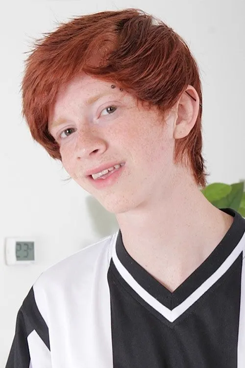 Elijah Young interpretando a 