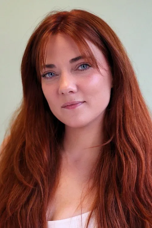 Eline Hansson interpretando a Helene Gyllenbeck