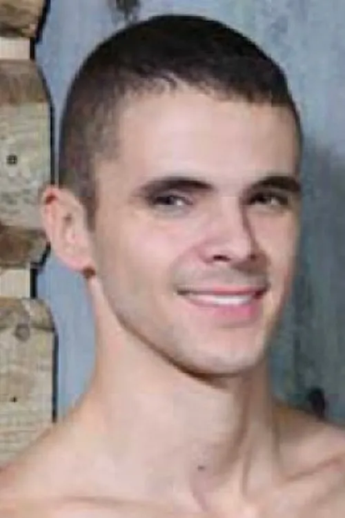 Eliot Corrigan interpretando a Max