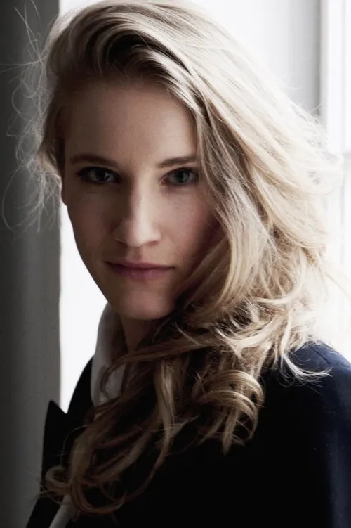 Elisabeth Umlauft interpretando a Adele Harms