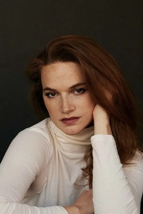 Elise Finnerty interpretando a Gina