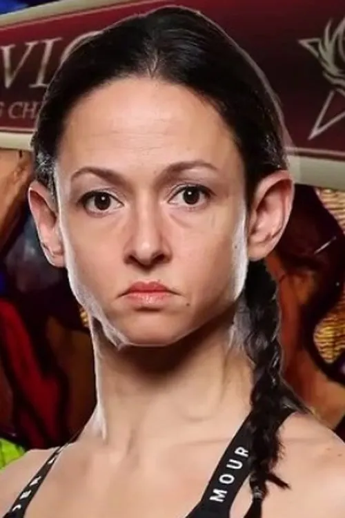 Elise Pone interpretando a Self