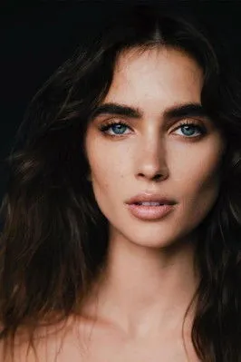 Michelle Ng ha trabajado con Elisha Herbert en 1 ocasiones