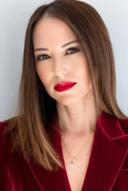 Elizabeth Chang interpretando a Cam