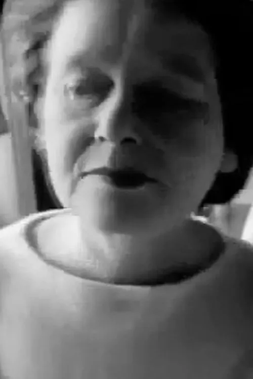 Elizabeth Jean Scott interpretando a the Mother