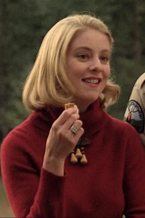 Elizabeth McCarthy interpretando a Giggling Secretary