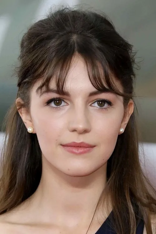 Ella Hunt interpretando a Juliette Chesney