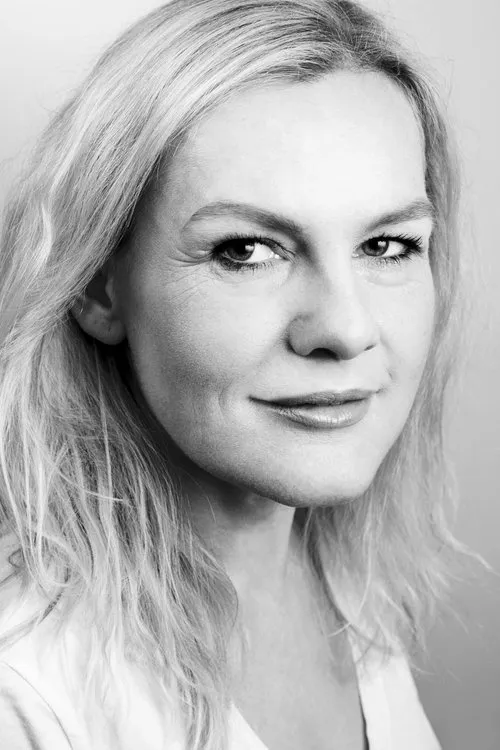 Ella Kenion interpretando a Christina