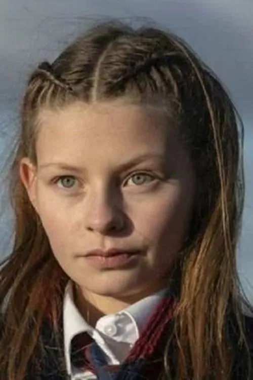 Ella Testa Kusk interpretando a Lucia