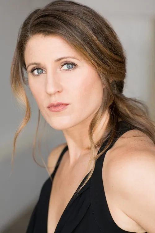 Elle Shaw interpretando a Courtney