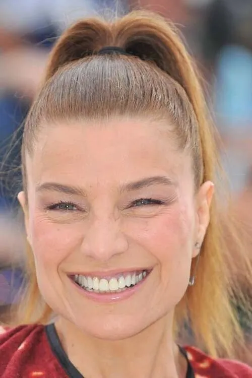 Elli Medeiros interpretando a Pauline