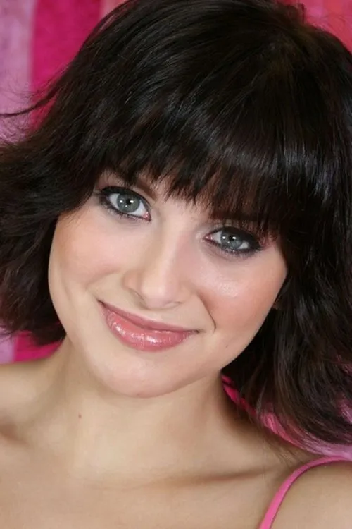 Ellie Idol interpretando a 