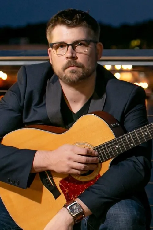 Aaron Goldenberg ha trabajado con Elliot Szabo en 1 ocasiones