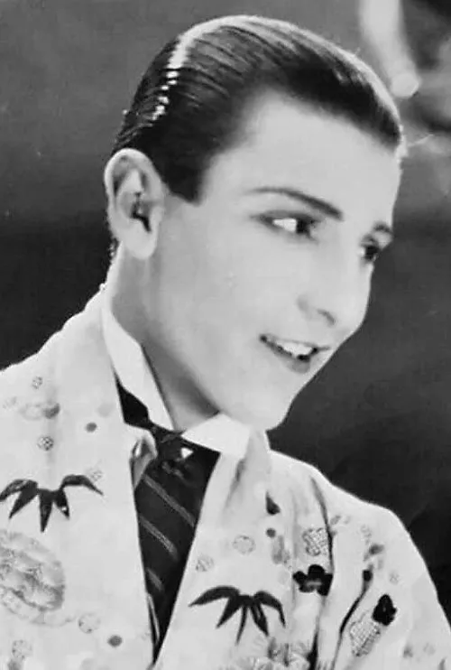 Elliott Rothe interpretando a Harold Parmalee