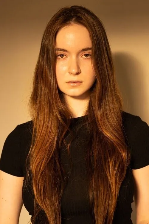 Elliott Woods interpretando a Sarah Thomas