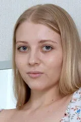 Emma Bugg ha trabajado con Elly en 1 ocasiones