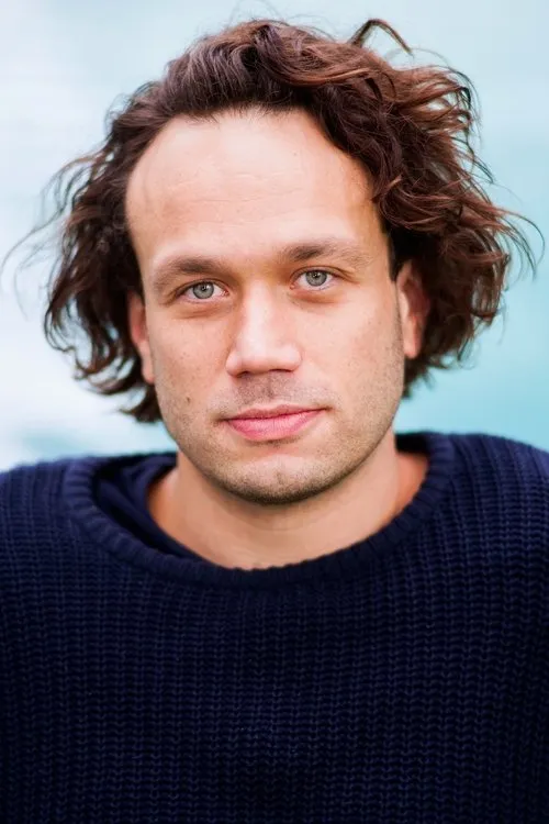 Elmer Bäck interpretando a Todde