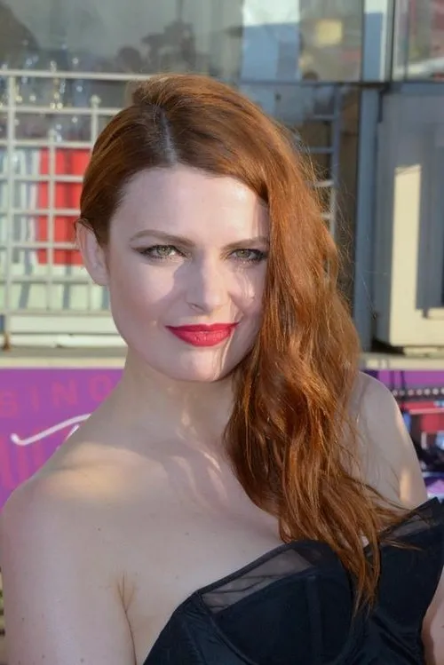 Élodie Frégé interpretando a Julie