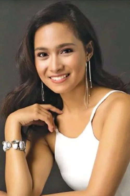 Elora Españo interpretando a Nadine