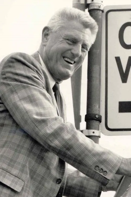 Elroy 'Crazylegs' Hirsch interpretando a Steve Davitt