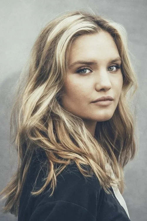 Elsa Öhrn interpretando a Hanna