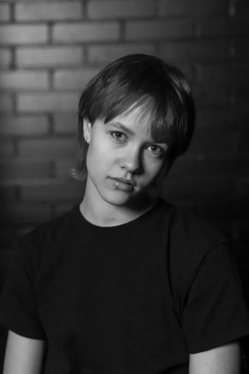 Elsi Sloan interpretando a Elina