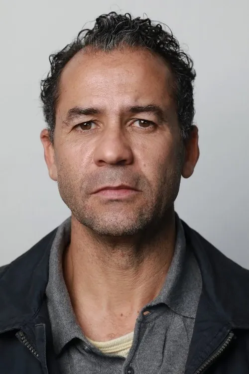 Elton Landrew interpretando a Mr. Draghoender