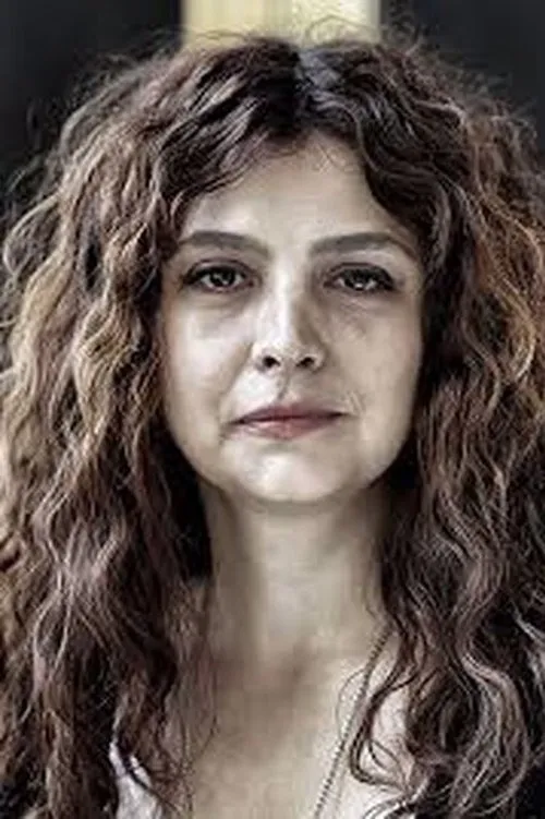 Elvin Beşikçioğlu interpretando a Genç Kiz