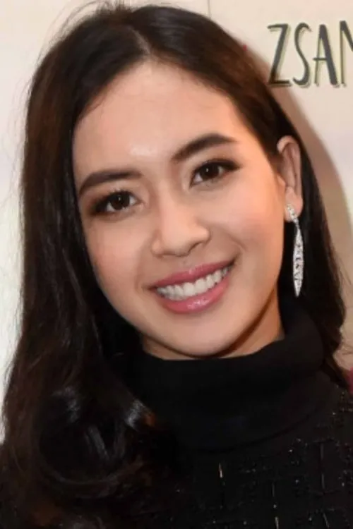 Elvira Devinamira interpretando a Sophie