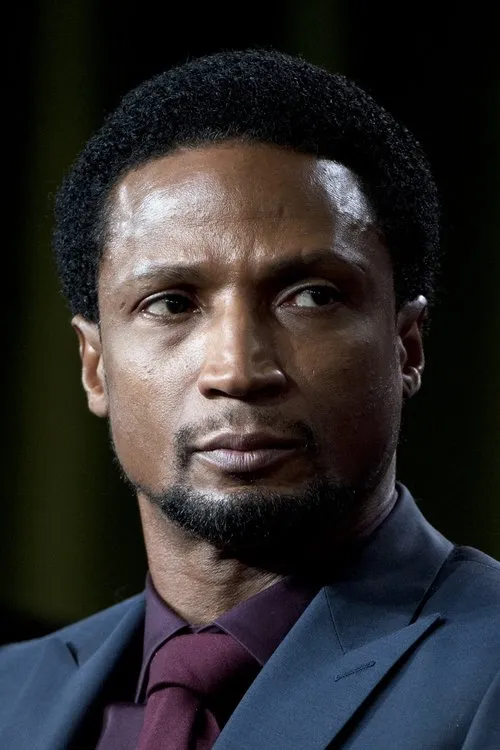 Elvis Nolasco interpretando a Manolo Pérez