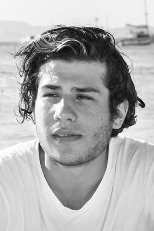 Elvis Polanski interpretando a Zachary Cowan