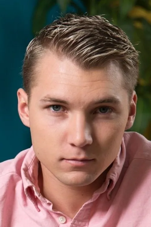 Elye Black interpretando a