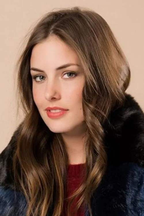 Elyssa Erhardt interpretando a American foreign ambassador