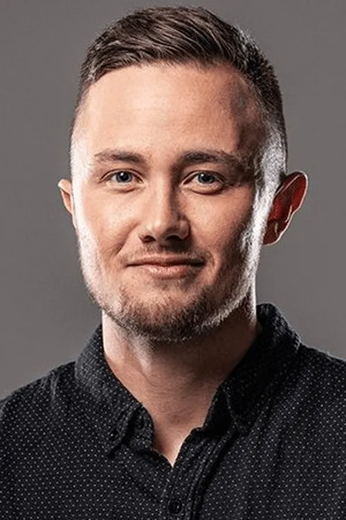 Elz Carrad interpretando a Caz Davis